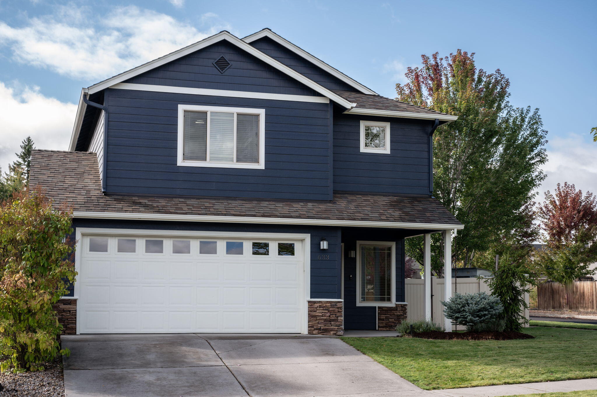 633 SE Glengarry Place