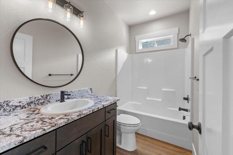 Tiny photo for 305 Moody Lane, Medford, OR 97501 (MLS # 220216915)