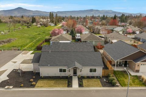 Tiny photo for 305 Moody Lane, Medford, OR 97501 (MLS # 220216915)