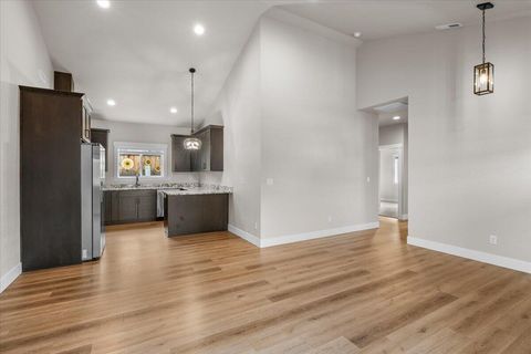 Tiny photo for 305 Moody Lane, Medford, OR 97501 (MLS # 220216915)