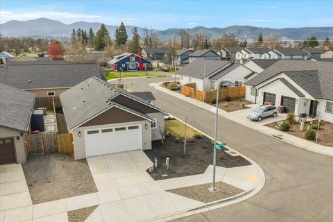 Tiny photo for 305 Moody Lane, Medford, OR 97501 (MLS # 220216915)