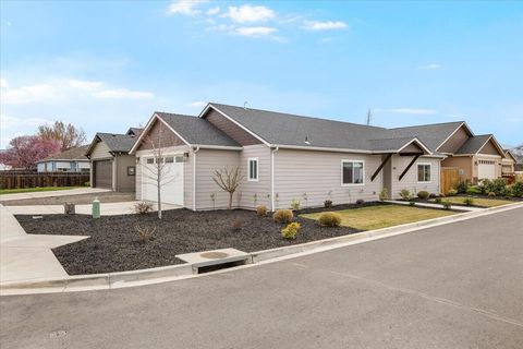Photo of 305 Moody Lane, Medford, OR 97501 (MLS # 220216915)