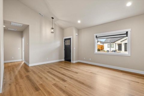 Tiny photo for 305 Moody Lane, Medford, OR 97501 (MLS # 220216915)