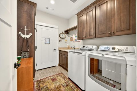 Tiny photo for 4084 Crystal Springs Drive, Medford, OR 97504 (MLS # 220216985)