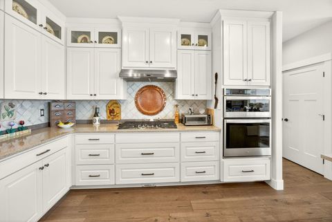 Tiny photo for 4084 Crystal Springs Drive, Medford, OR 97504 (MLS # 220216985)