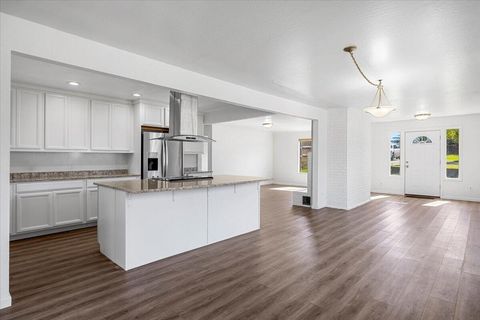 Tiny photo for 1300 Daisy Lane, Grants Pass, OR 97527 (MLS # 220219488)