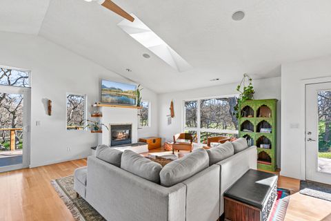 Tiny photo for 10 Velna Way, Ashland, OR 97520 (MLS # 220213900)