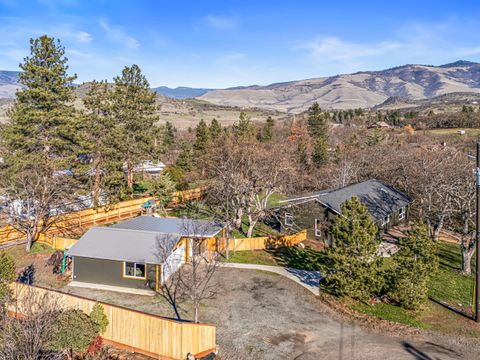 Photo of 10 Velna Way, Ashland, OR 97520 (MLS # 220213900)