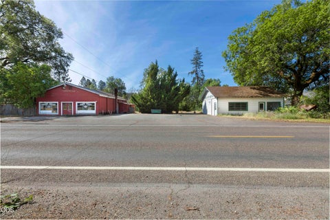 Photo of 8622 E Evans Creek Road, Rogue River, OR 97537 (MLS # 220222814)