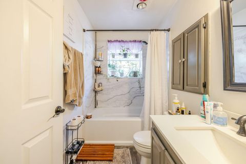 Tiny photo for 835 SE Polaris Court, Bend, OR 97702 (MLS # 220219746)