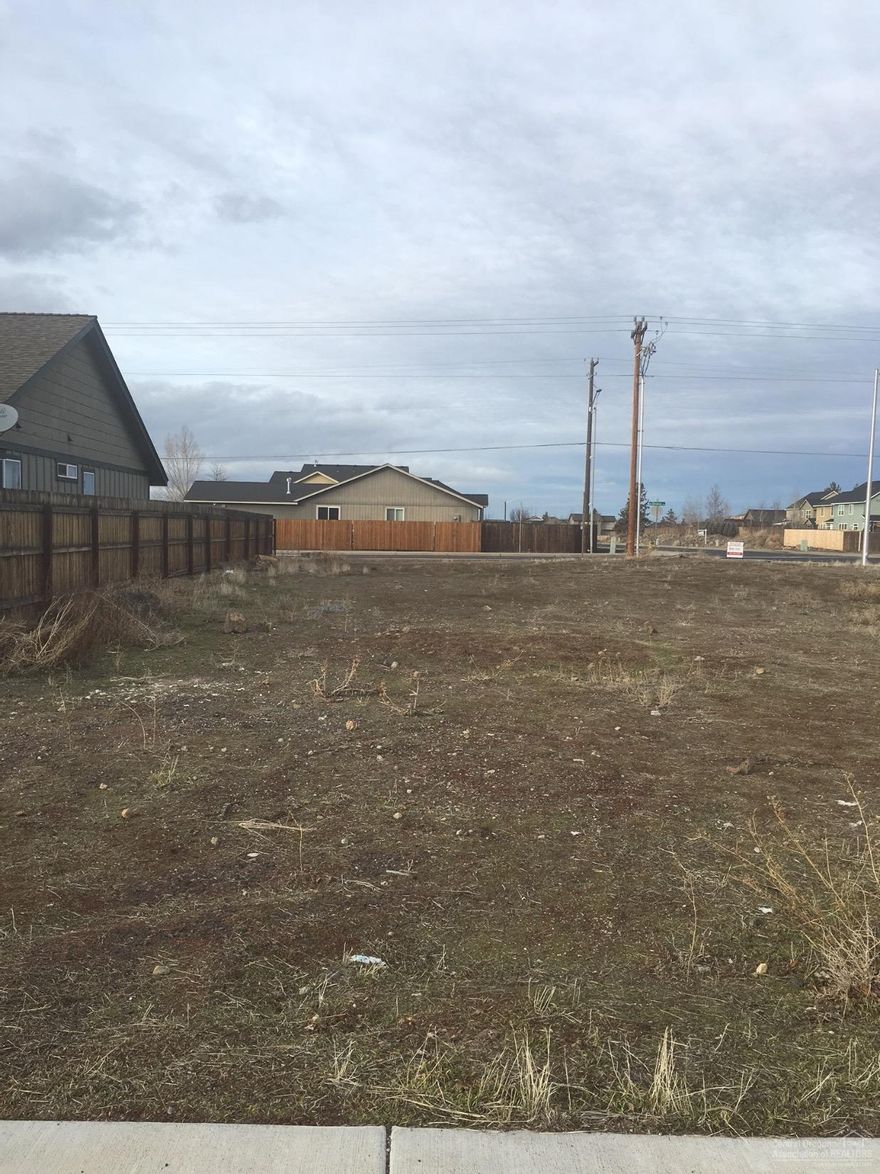 Great location in the heart of Redmond near shopping, school, and parks. Flat lot zoned R4 for a duplex or a single family residence.