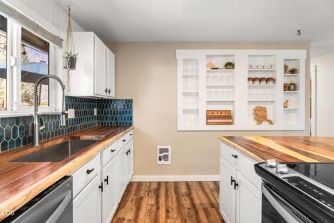 Tiny photo for 63385 Omer Drive, Bend, OR 97701 (MLS # 220226633)