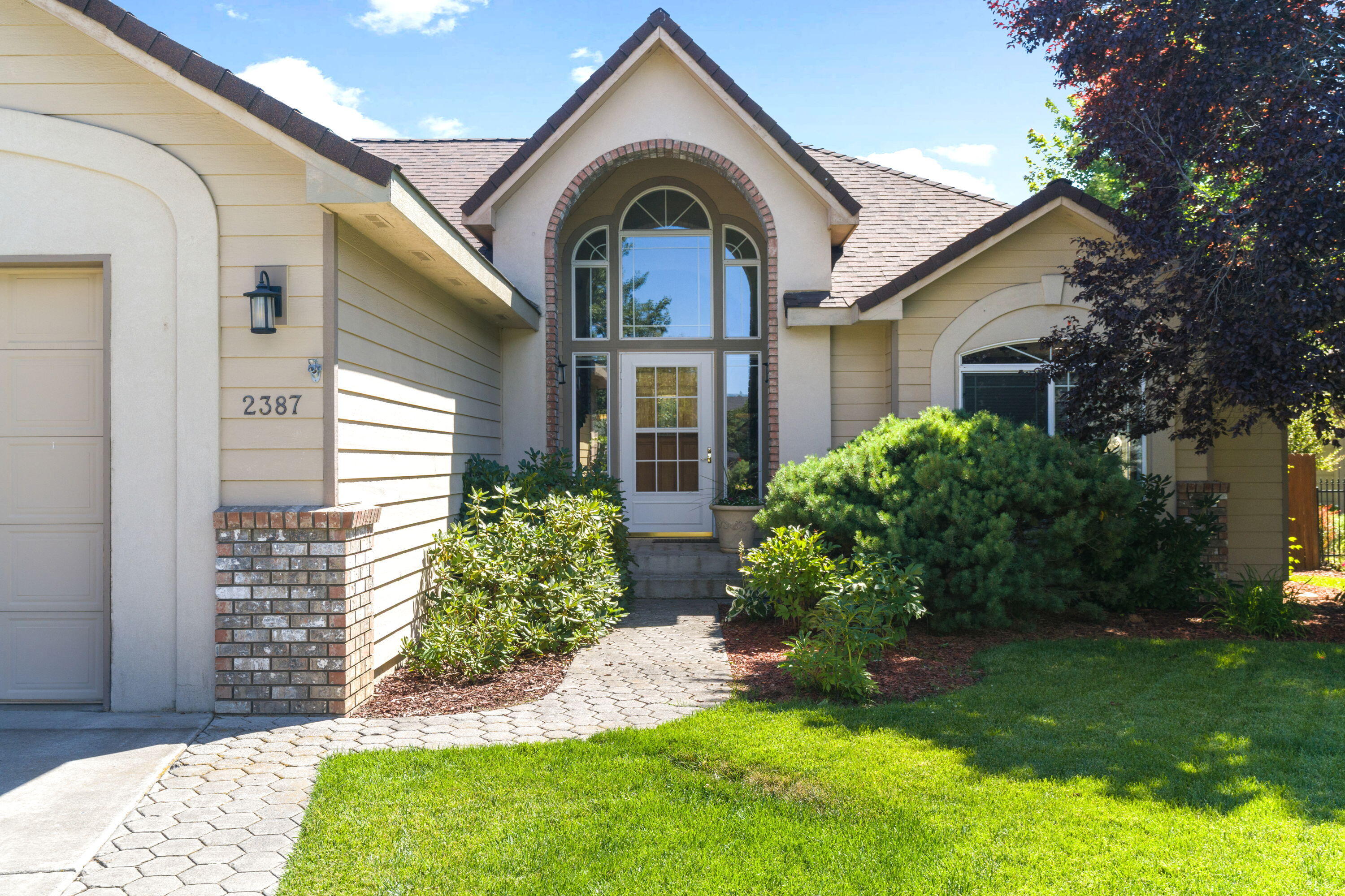 2387 NE Lakeridge Drive