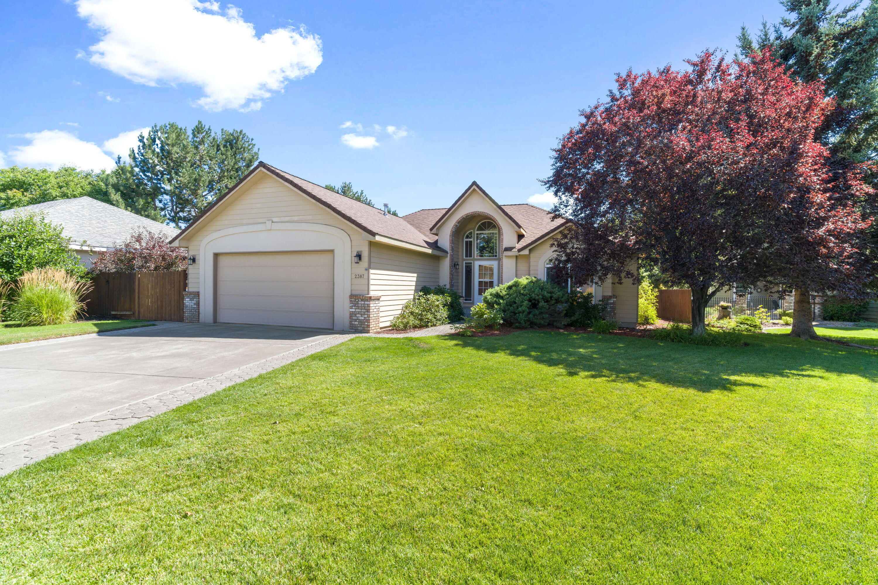 2387 NE Lakeridge Drive