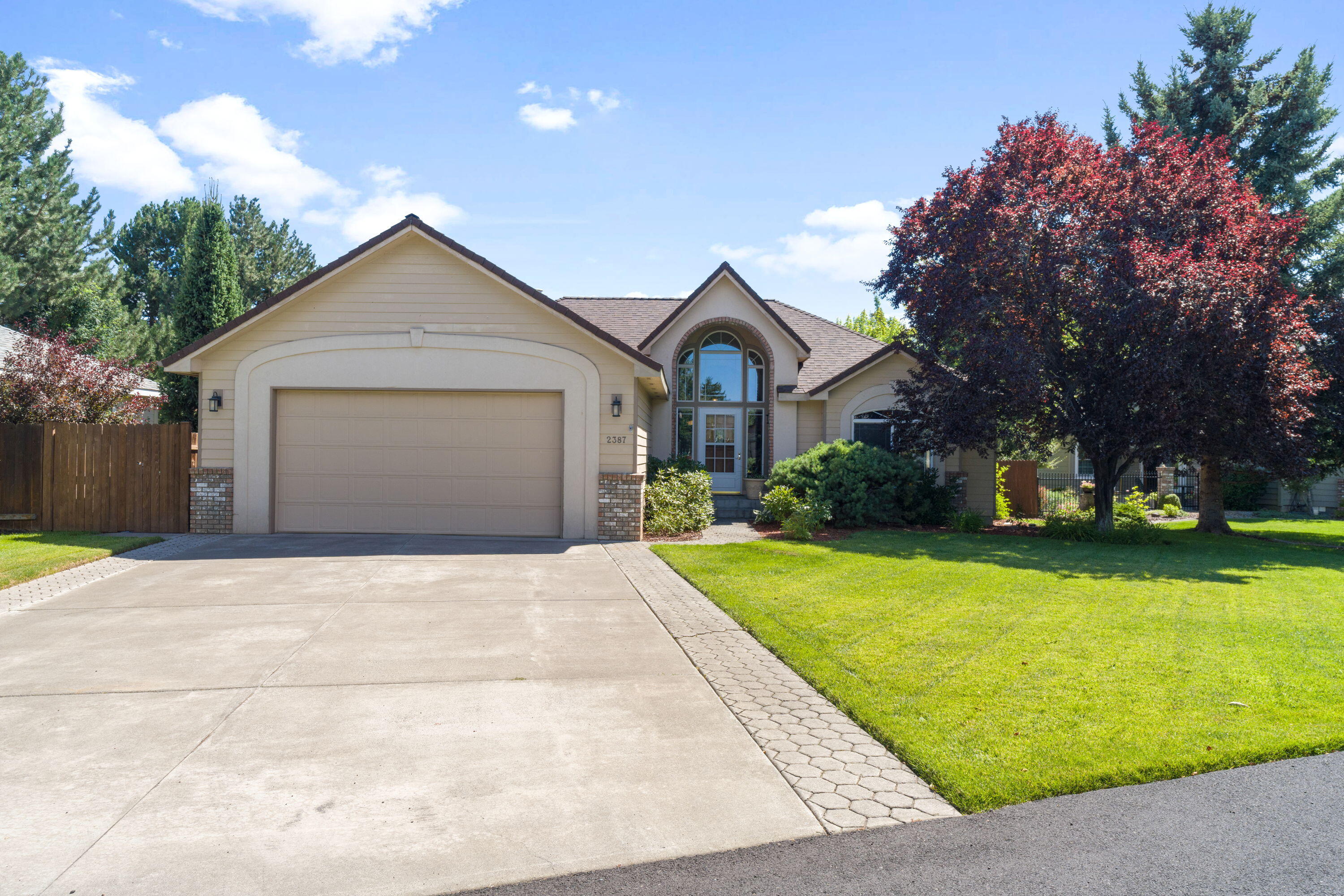 2387 NE Lakeridge Drive