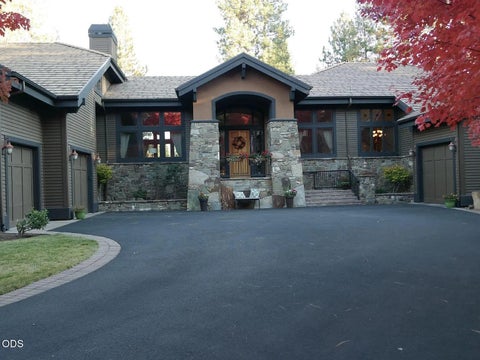 Photo of 61858 Bunker Hill Court, Bend, OR 97702 (MLS # 220228223)