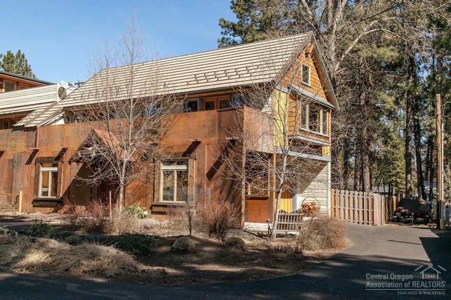 Custom Modern Rustic Town home in downtown Sisters. 3 bed, 2.5 bath, Cascade Mountain Views, 2 car attached garage, stained concrete floors with radiant heat, 10 ceilings, high end finishes and green features through out, stainless steel appliance, wool carpet, security system, wired for surround sound in and out, solid fir doors, gorgeous wood burning fireplace in great room, recycled wood floors and so much more!