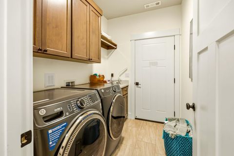 Tiny photo for 3847 Wyoming Lane, Medford, OR 97504 (MLS # 220221183)