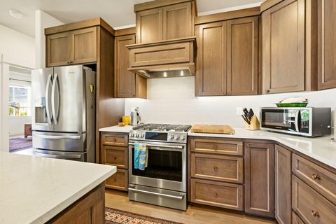 Tiny photo for 3847 Wyoming Lane, Medford, OR 97504 (MLS # 220221183)