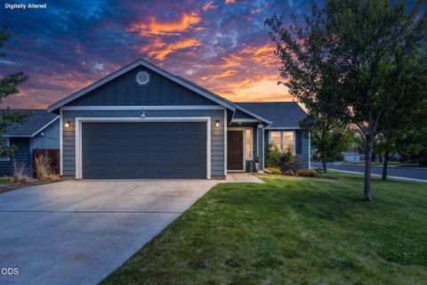Photo of 2620 NE 3rd Street, Redmond, OR 97756 (MLS # 220225760)