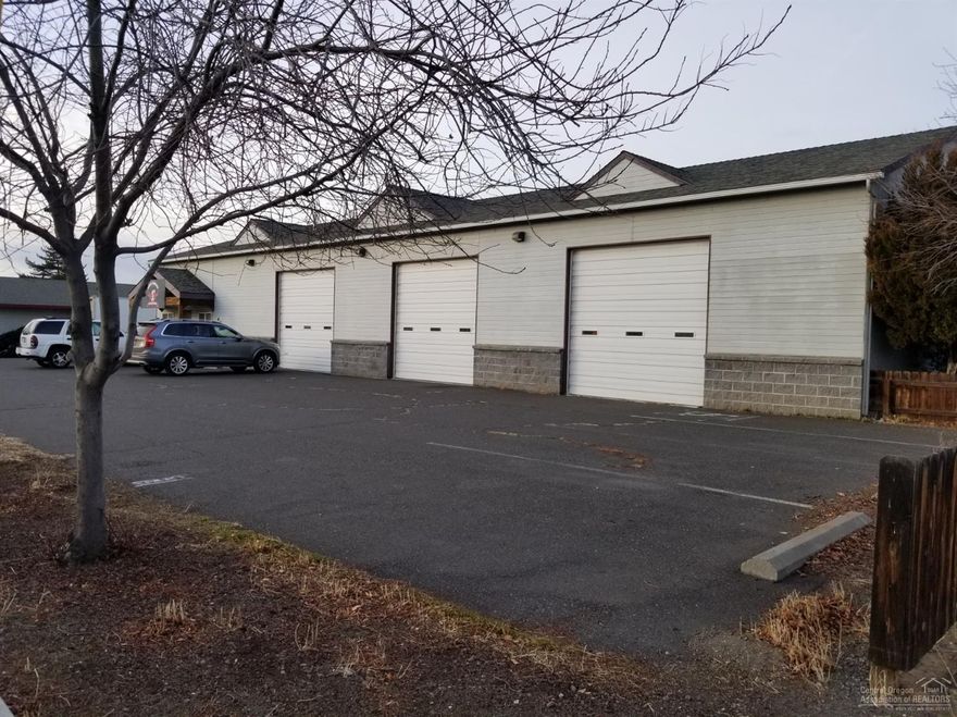 This building is only a 1/2 block off NW 5th Street. Open building with roll up doors in the front. There is a very nice office with a bathroom and an additional bathroom in the open area of the building. Two large gas heaters provide heat and also has air conditioning.