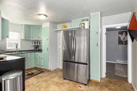 Tiny photo for 2817 Howard Avenue, Medford, OR 97501 (MLS # 220214316)