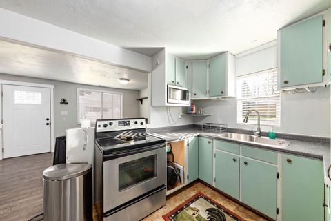 Tiny photo for 2817 Howard Avenue, Medford, OR 97501 (MLS # 220214316)