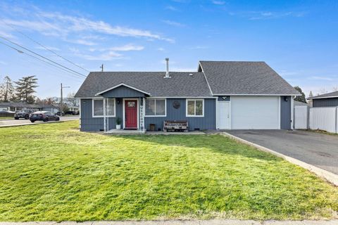 Photo of 2817 Howard Avenue, Medford, OR 97501 (MLS # 220214316)
