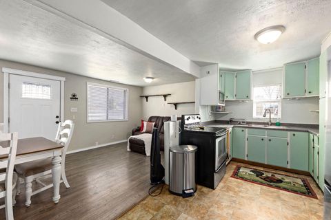 Tiny photo for 2817 Howard Avenue, Medford, OR 97501 (MLS # 220214316)