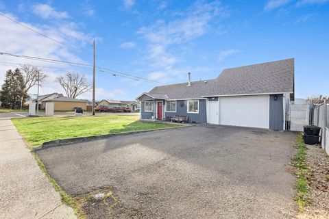 Tiny photo for 2817 Howard Avenue, Medford, OR 97501 (MLS # 220214316)
