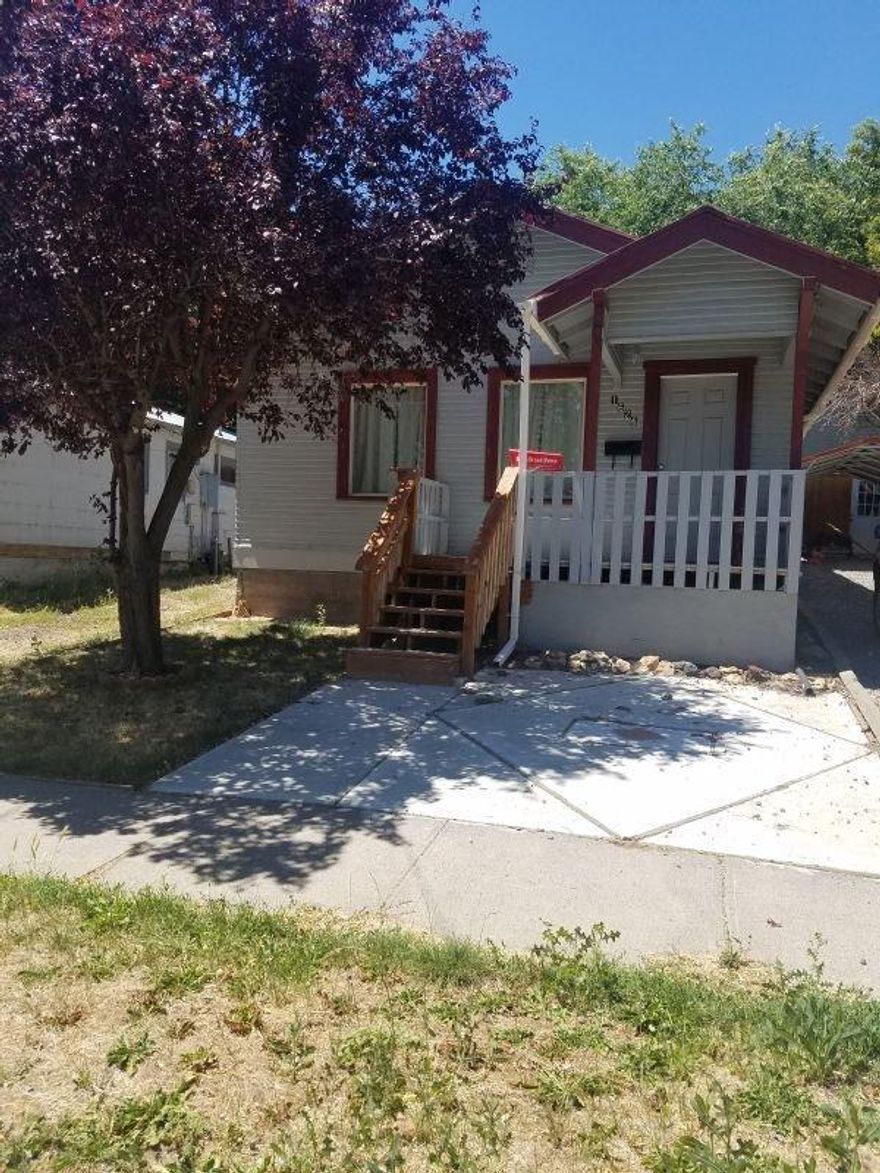 This would make a great little home for that student going to college or first time buyer. Needs work but would make a great investment property and it has been used as a rental. Good area close to College, hospital and golf course.