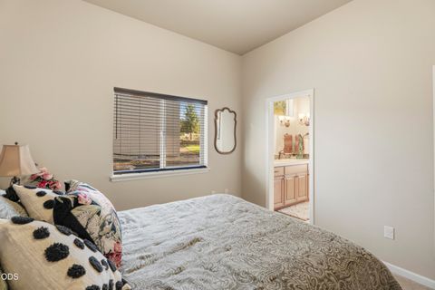 Tiny photo for 257 Highland Meadow Loop, Redmond, OR 97756 (MLS # 220223264)