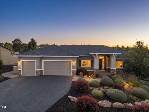 Photo of 257 Highland Meadow Loop, Redmond, OR 97756 (MLS # 220223264)