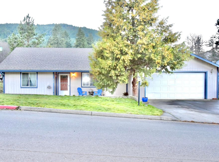 Small town USA with curb appeal galore! - This city lot home has lots to offer including a new high efficiency heat pump, newer roof, matching appliances and vaulted ceilings.  The 3 Br 2 Ba home has laminate flooring, open floor plan and a 2-car garage.  With both Mountain & City Views, this just north of Grants Pass location is mere minutes to I-5 access. Big front yard, and the rear yard is fenced! Family style home is turnkey ready for new owners.