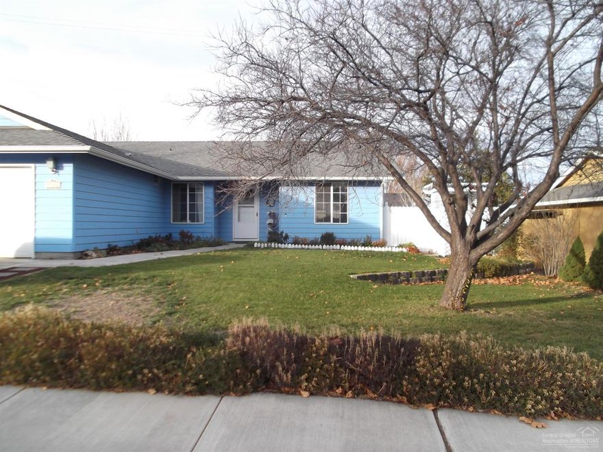 Well maintained 1520 s.f. 3 bedroom, 2 bath, one level home. Home is larger floor plan that subdivision average with over-sized master and open concept living area. Fenced backyard w/rock accents, custom took shed, large patio w/220 outlet for hot tub, arbor w/ gate on E. Side and dbl. gate on W. side. Light and bright.