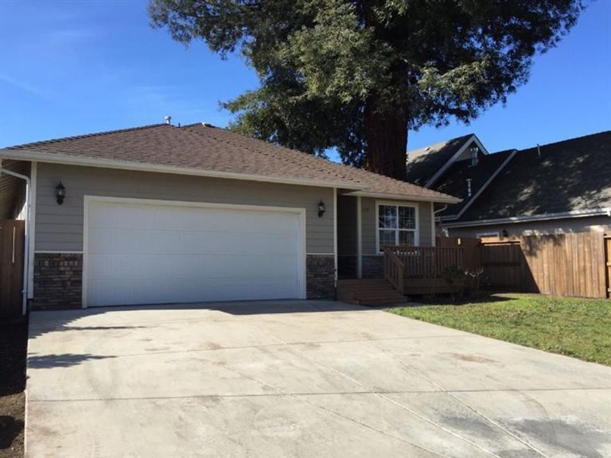 Newer 3/2, built in 2006. Freshly painted interior, new vinyl in the kitchen and laundry. Master bedroom is in the rear. Separate tub and shower in the master bath. Vaulted ceilings in the family and kitchen. There is an office/guest room just inside the front door. Front and rear decks. 1-year home warranty. Very close to All-Sports Park. Move-in ready!