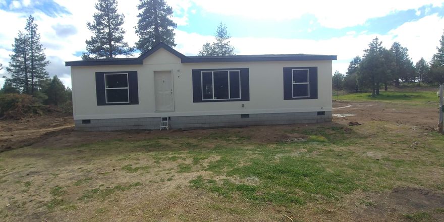 Unique Opportunity !!! ALMOST brand new 2020 Fleetwood Energy star that has to be MOVED off the current property. This home has tons of upgrades. 
Hardi board lap siding, 50 gal hot water heater, canned lights in the kitchen, ceiling fans, upgraded kitchen sink and porcelain bathroom sinks. Complete list of upgrades available. This home has an open floor plan. Kitchen has knotty Alder cabinets, great Kitchen Island with storage. Primary bedroom is large and bathroom has a walk in shower. This is a very nice home call for Appt.