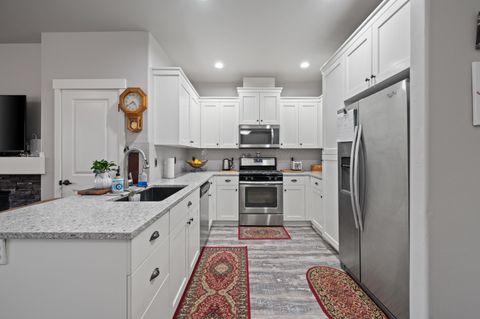 Tiny photo for 3131 SW 28th Street, Redmond, OR 97756 (MLS # 220216987)