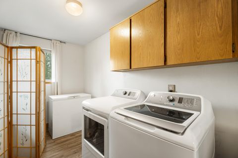 Tiny photo for 55065 Marten Lane, Bend, OR 97707 (MLS # 220213027)