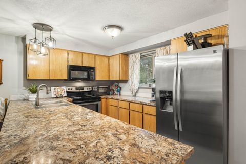 Tiny photo for 55065 Marten Lane, Bend, OR 97707 (MLS # 220213027)