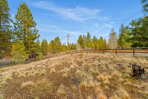 Tiny photo for 55065 Marten Lane, Bend, OR 97707 (MLS # 220213027)