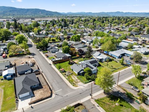 Tiny photo for 2651 Howard Avenue, Medford, OR 97501 (MLS # 220219851)