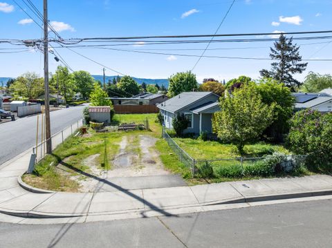 Tiny photo for 2651 Howard Avenue, Medford, OR 97501 (MLS # 220219851)