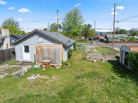Tiny photo for 2651 Howard Avenue, Medford, OR 97501 (MLS # 220219851)