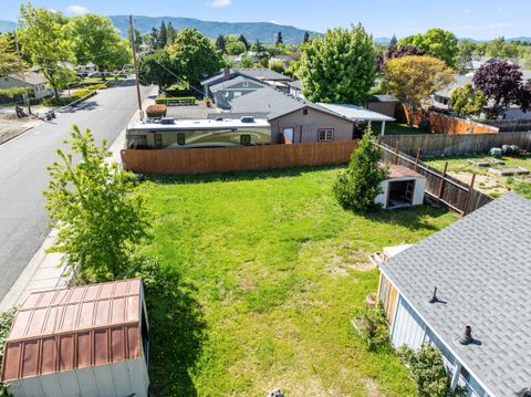 Tiny photo for 2651 Howard Avenue, Medford, OR 97501 (MLS # 220219851)