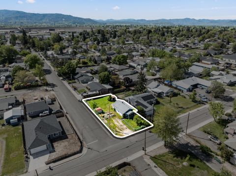 Tiny photo for 2651 Howard Avenue, Medford, OR 97501 (MLS # 220219851)