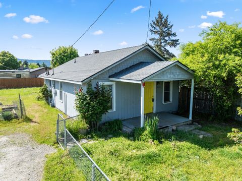 Tiny photo for 2651 Howard Avenue, Medford, OR 97501 (MLS # 220219851)