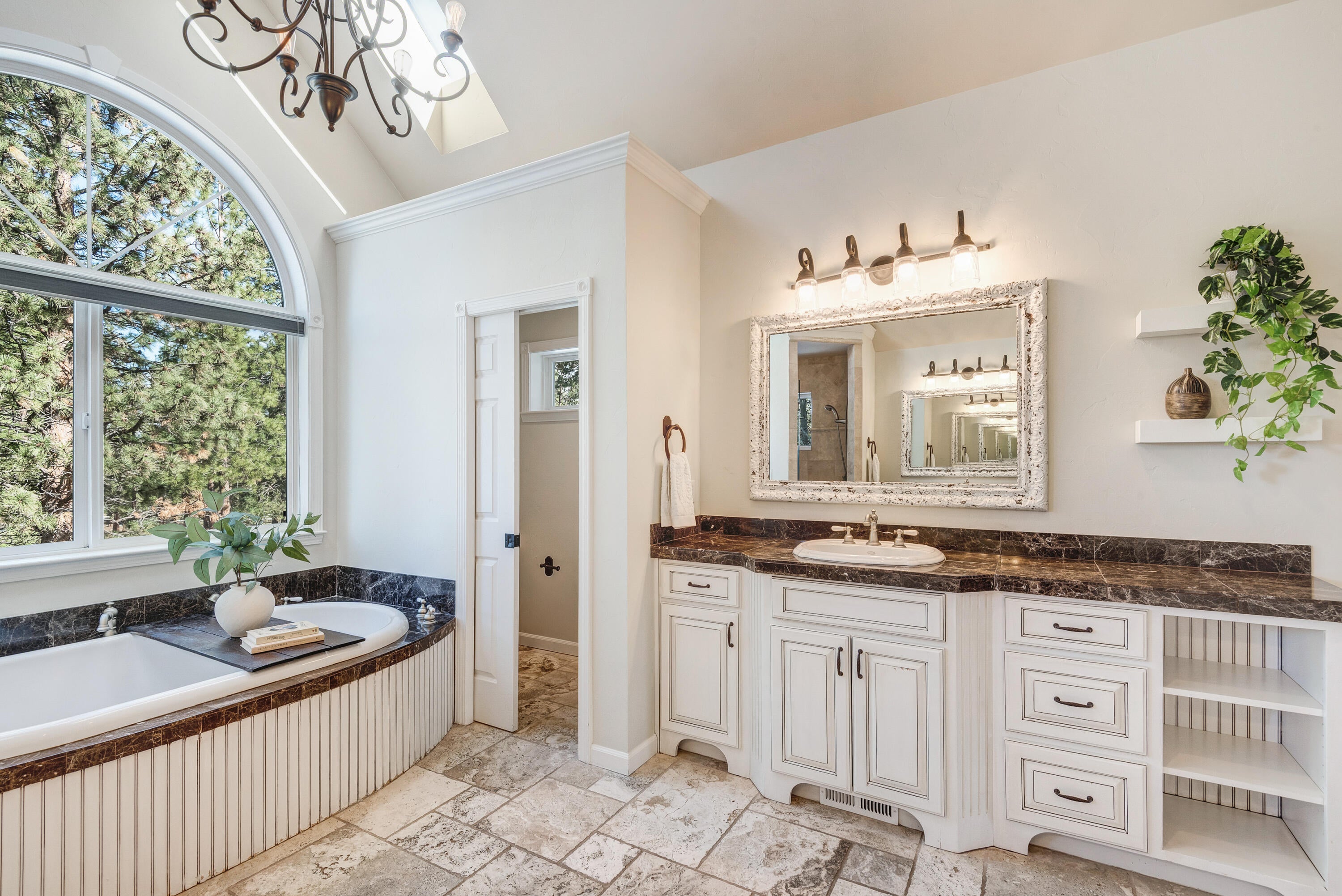 69550 Deer Ridge Rd, Sisters, OR, 97759, USA, 5 Bedrooms Bedrooms, ,5 BathroomsBathrooms,Residential,Active,69550 Deer Ridge Rd,220219250