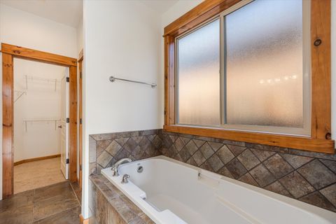 Tiny photo for 1664 NW Teakwood Lane, Redmond, OR 97756 (MLS # 220214049)