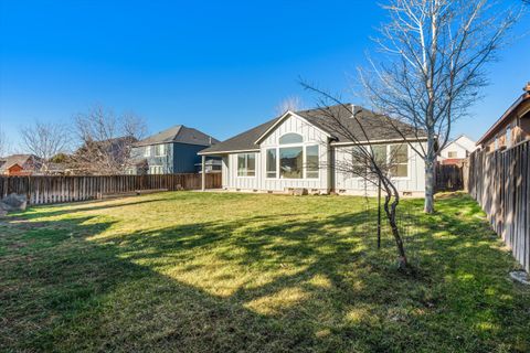 Tiny photo for 1664 NW Teakwood Lane, Redmond, OR 97756 (MLS # 220214049)